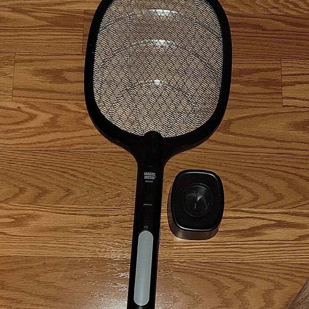 Black Bug Zapper Racket - Picture 3 of 6